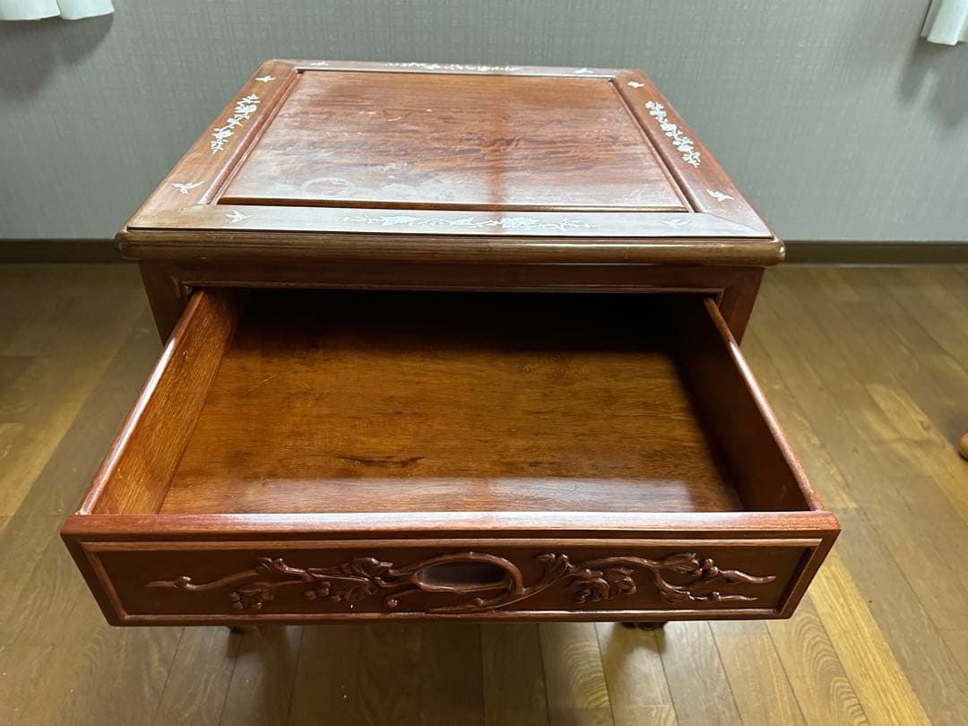 螺鈿入りサイドテーブル(木製彫刻入り)