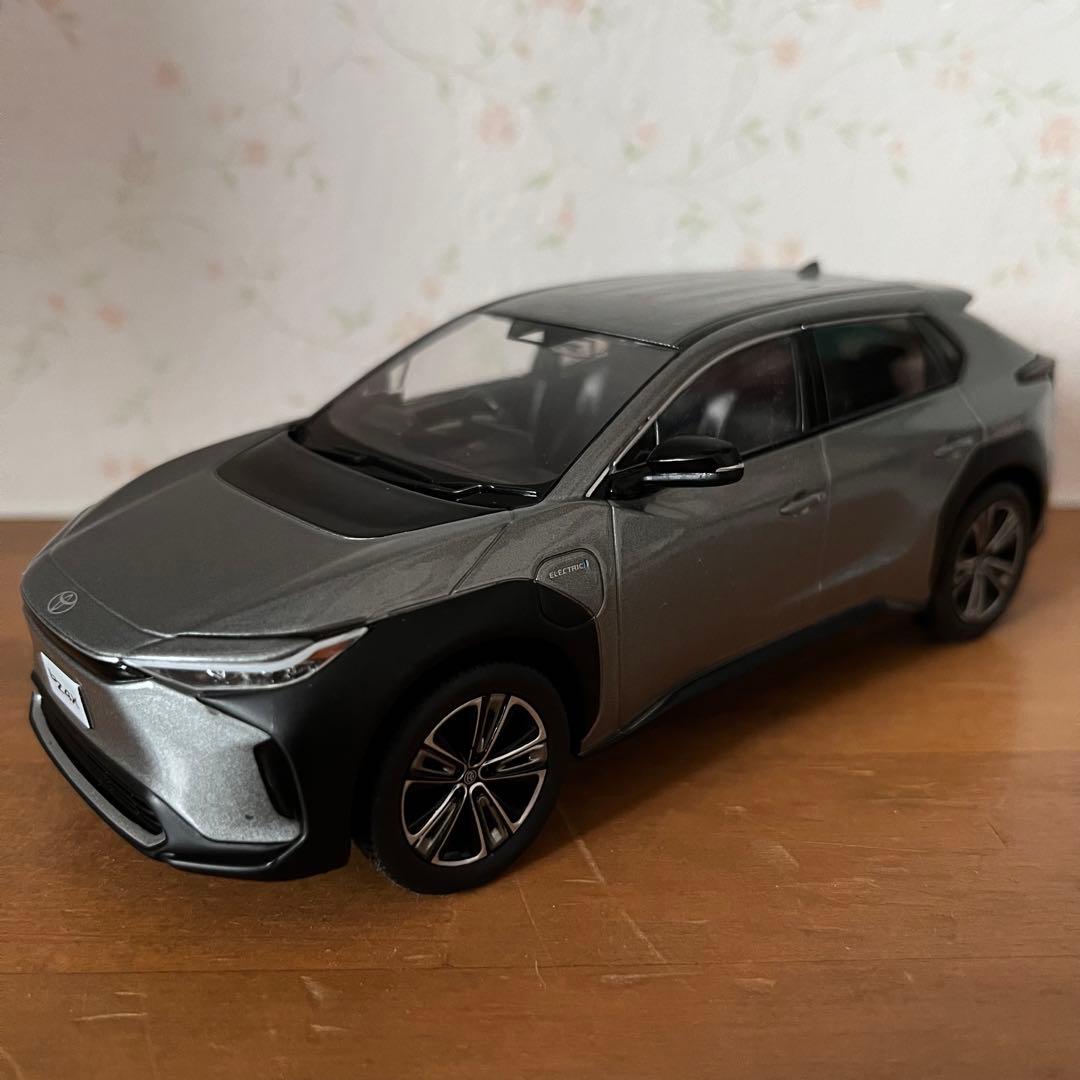 bz4x 1L5 プレシャスメタル 色見本 - メルカリ