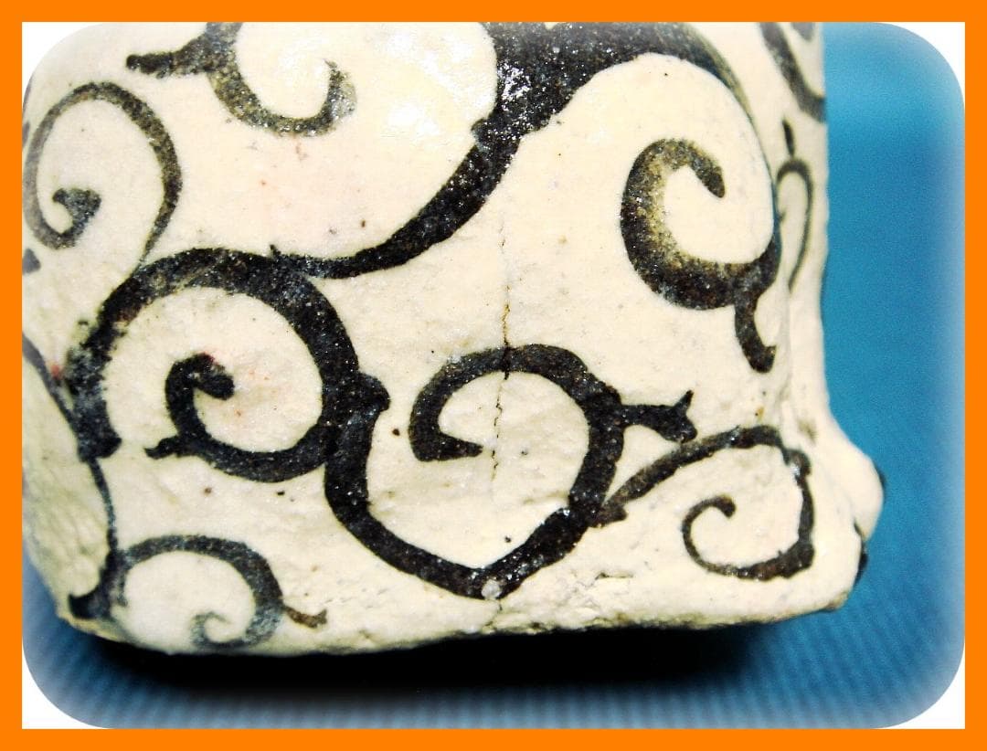 @348『黒織部 唐草文 招き猫』陶器　/骨董品 古美術 アンティーク 古玩
