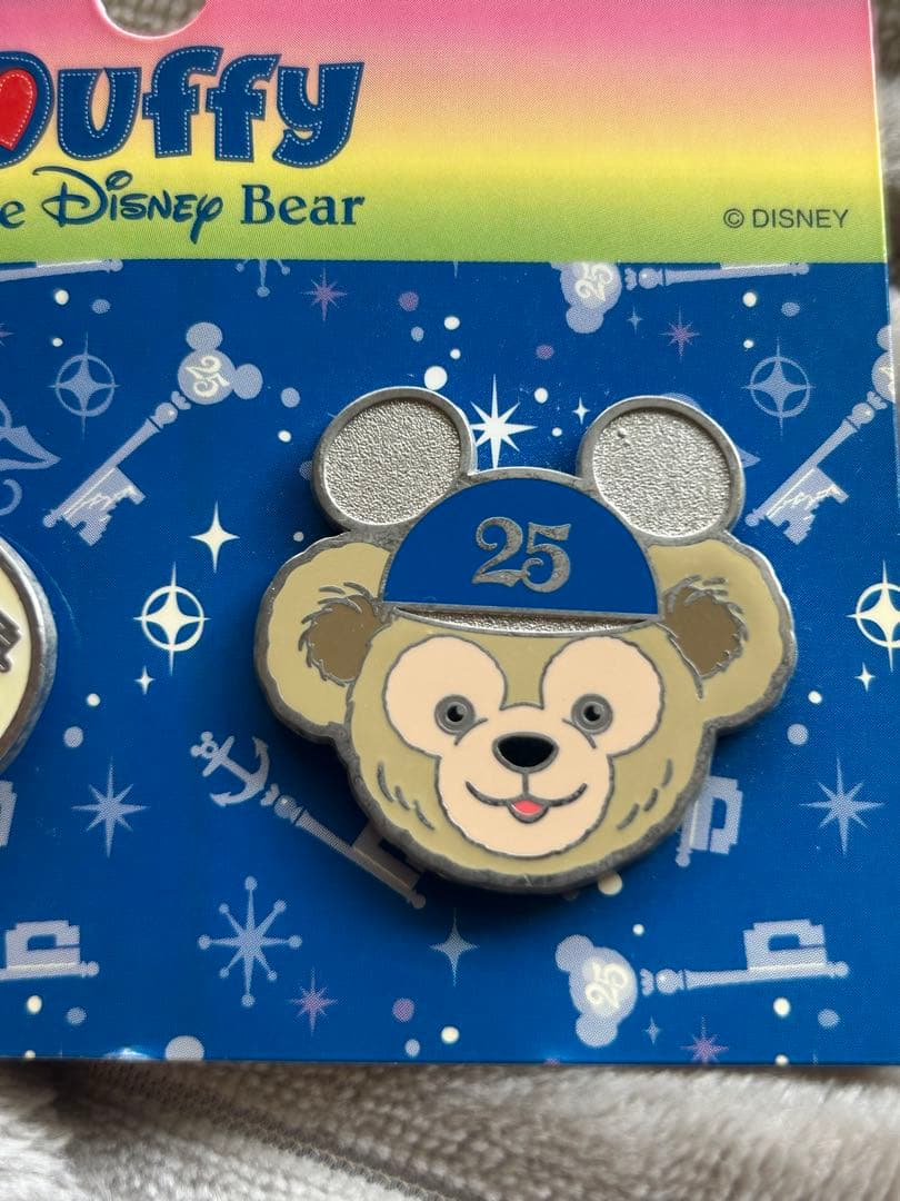 ダッフィー 25周年記念 ピンバッジ - メルカリ