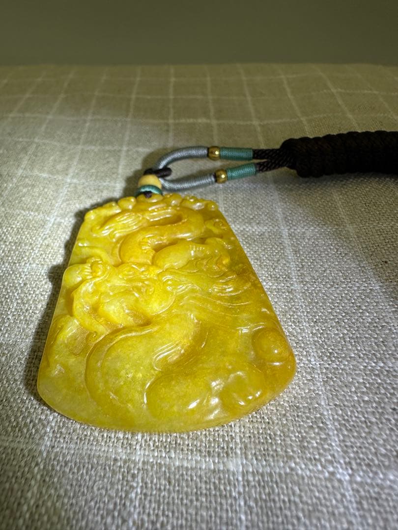 ☆天然☆ ミャンマー翡翠 黄翡翠 精巧な彫刻（竜紋）ネックレス ペンダント