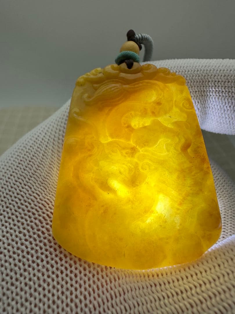 ☆天然☆ ミャンマー翡翠 黄翡翠 精巧な彫刻（竜紋）ネックレス ペンダント