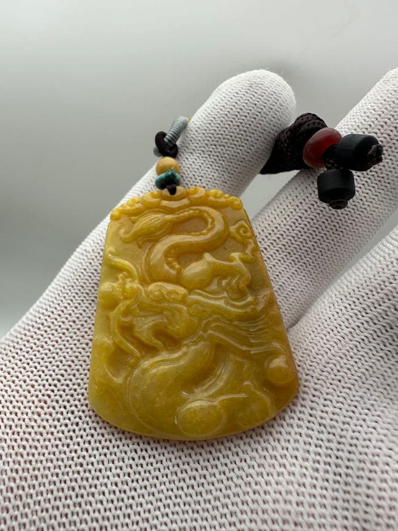 ☆天然☆ ミャンマー翡翠 黄翡翠 精巧な彫刻（竜紋）ネックレス ペンダント