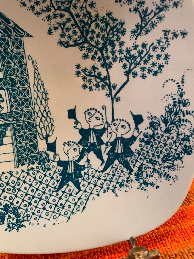 ビヨンヴィンブラッド　激レアのビンテージニモール窯の可愛い絵柄グリーンのお皿！