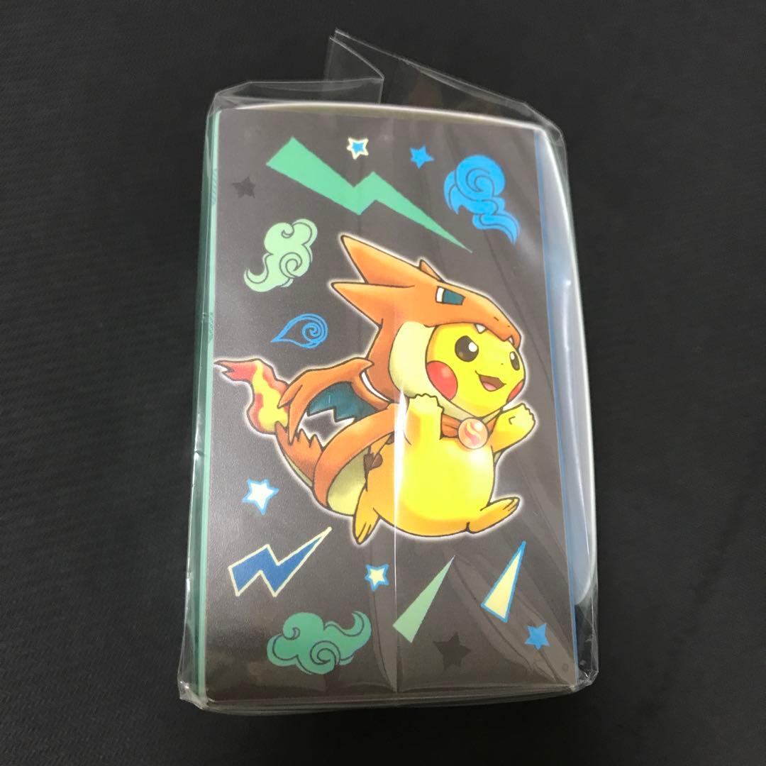 デッキケース メガリザードンXのポンチョを着たピカチュウ