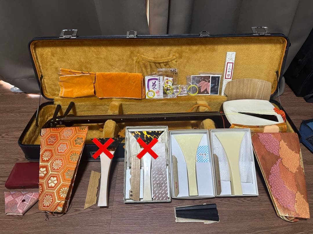 今週限定値下げ民謡三味線(紅木、片面皮破れあり)付属品セット