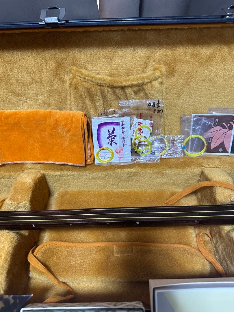 今週限定値下げ民謡三味線(紅木、片面皮破れあり)付属品セット