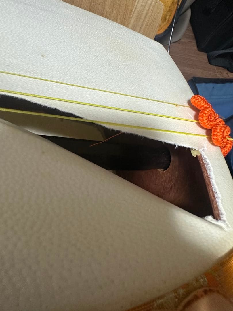 今週限定値下げ民謡三味線(紅木、片面皮破れあり)付属品セット