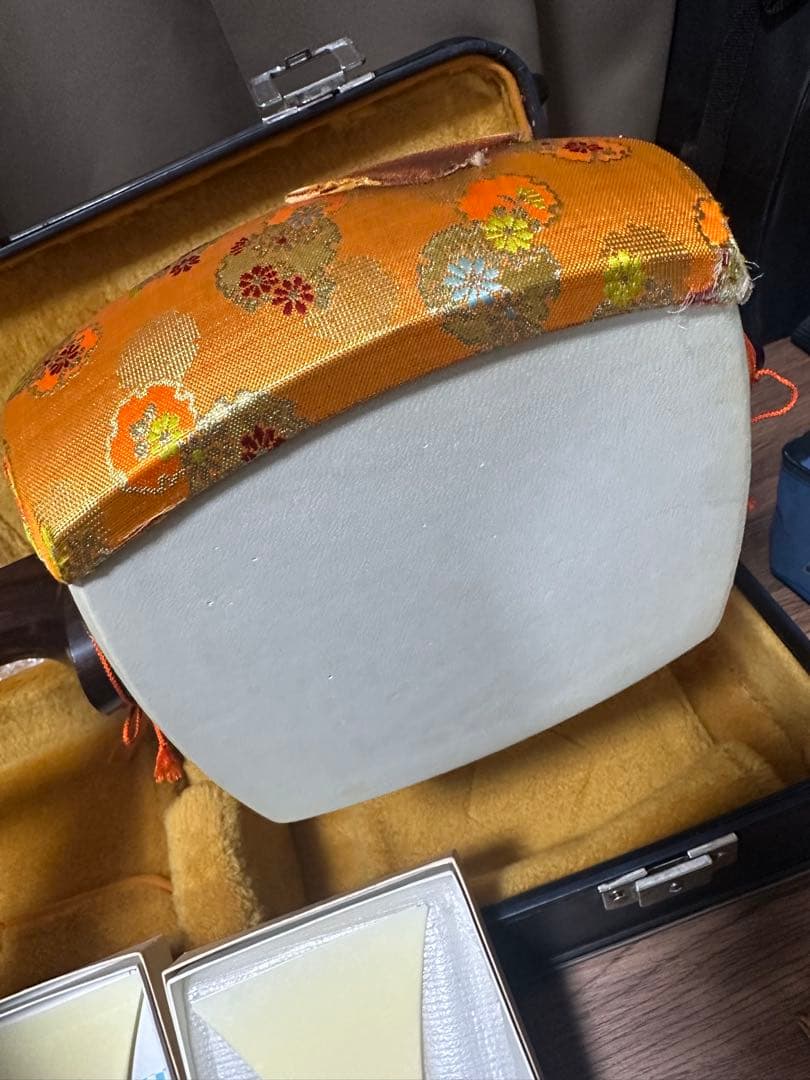 今週限定値下げ民謡三味線(紅木、片面皮破れあり)付属品セット