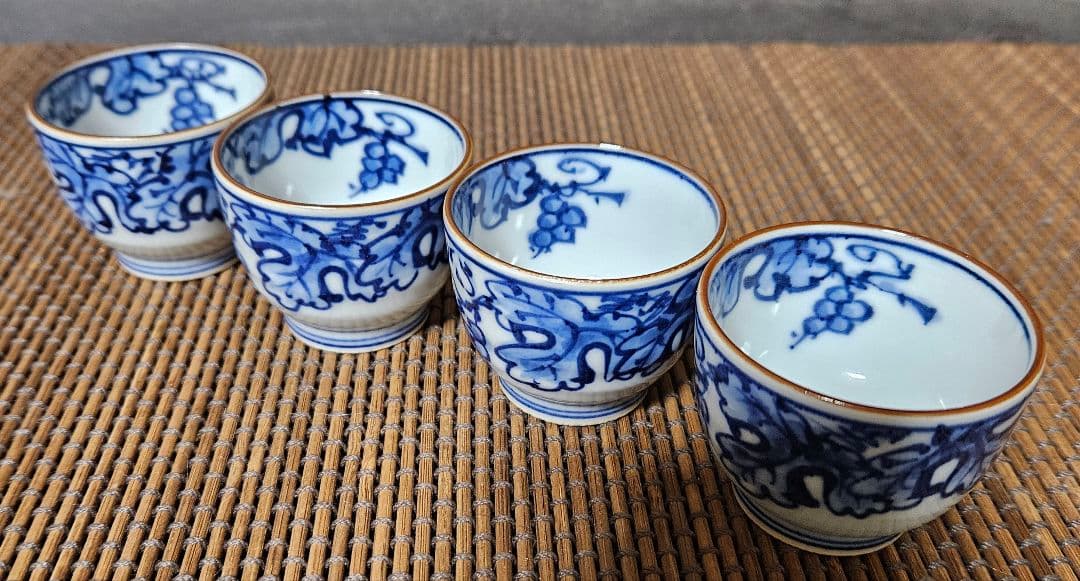 煎茶碗】陵泉造　染付　葡萄文様　煎茶碗　酒杯　ぐい呑　盃　4客　煎茶道具　酒器