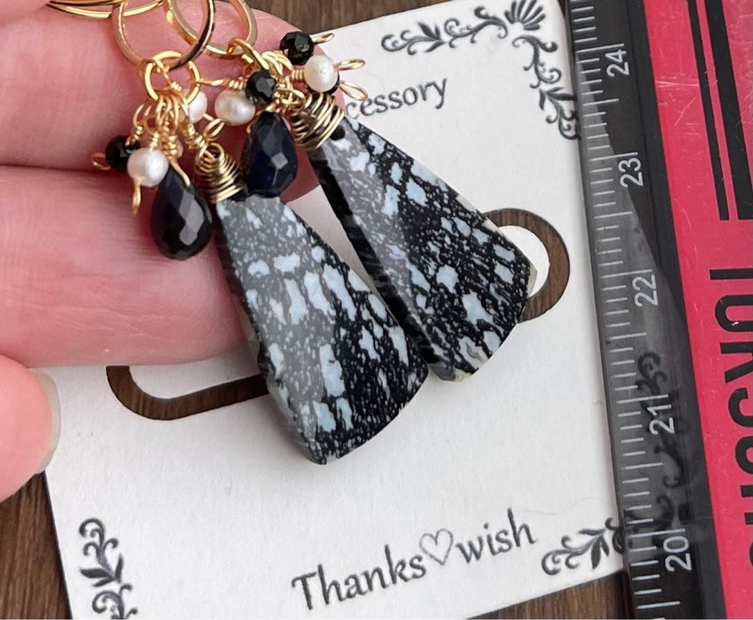 珍しいブラックパームウッドのピアスチャーム ブラックオパール添え