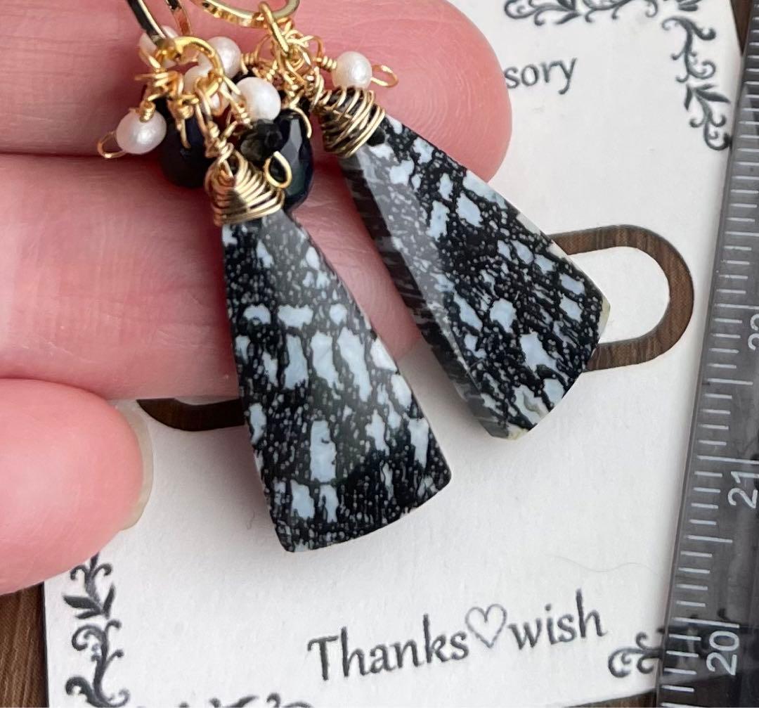 珍しいブラックパームウッドのピアスチャーム ブラックオパール添え