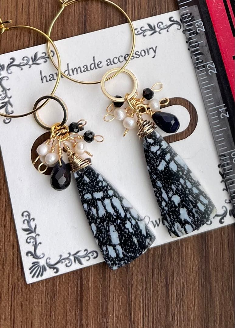 珍しいブラックパームウッドのピアスチャーム ブラックオパール添え