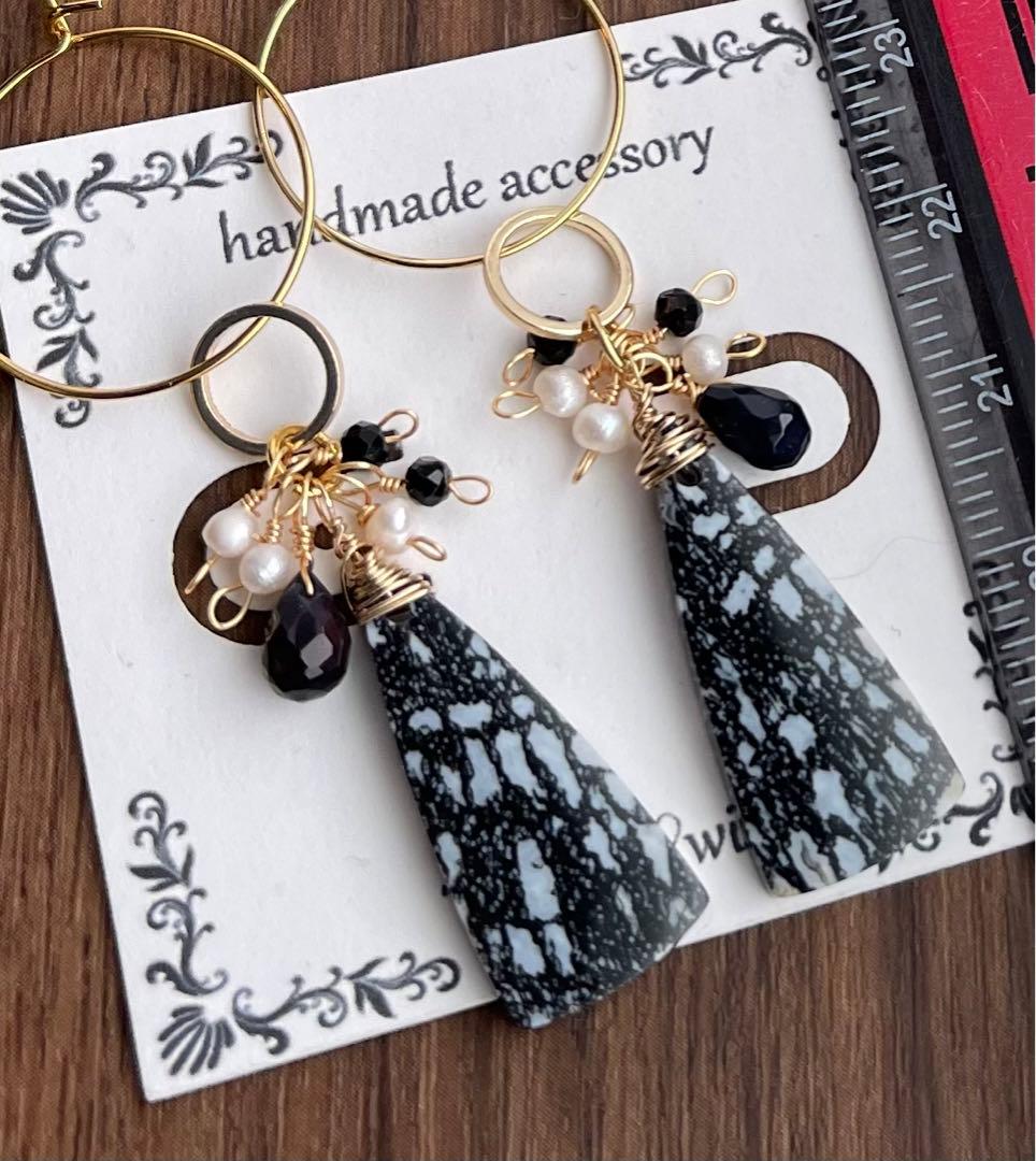 珍しいブラックパームウッドのピアスチャーム ブラックオパール添え