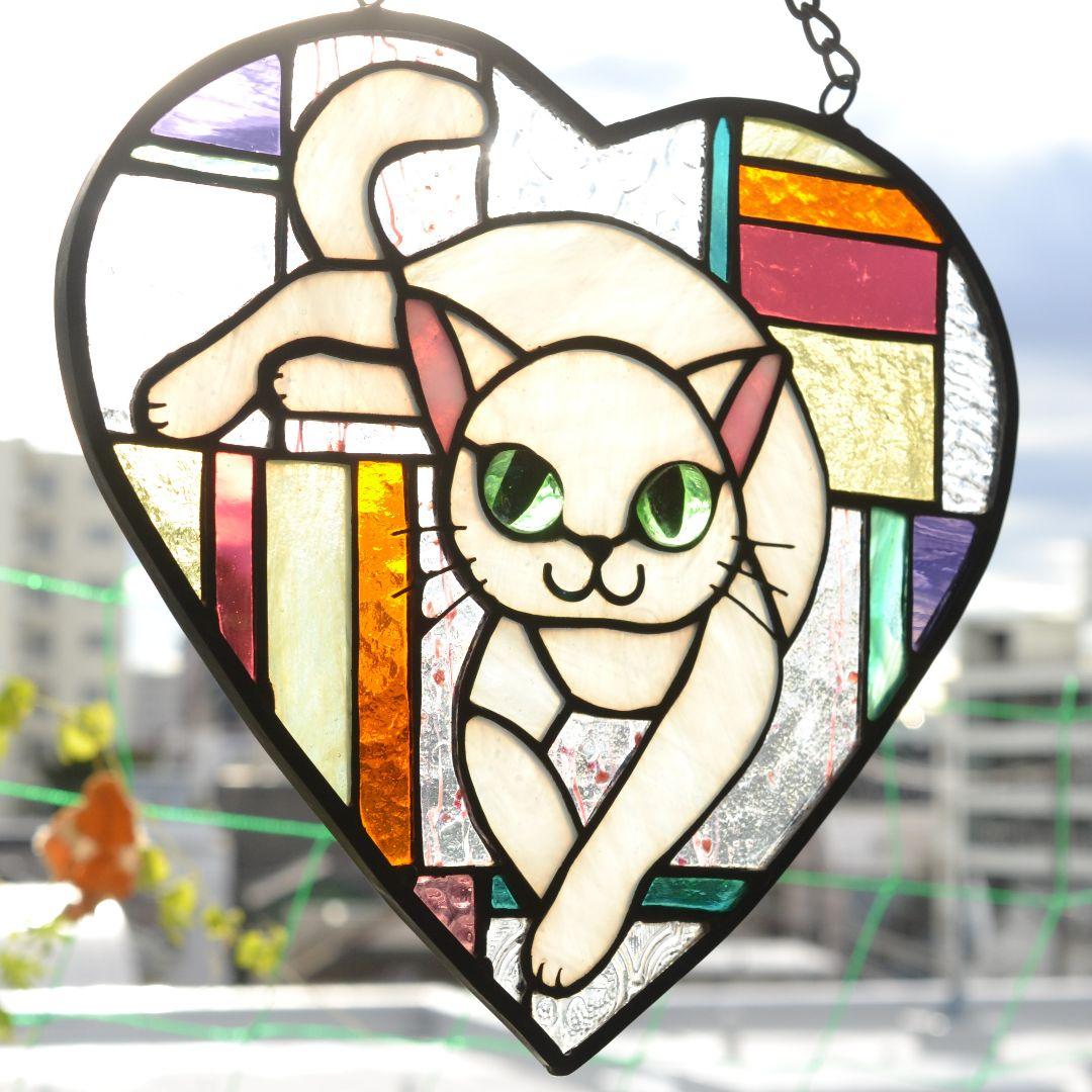 くつろぐ 白猫の ハート型 ステンドグラス