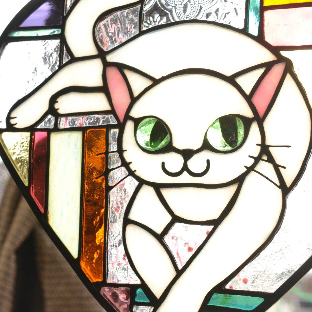 くつろぐ 白猫の ハート型 ステンドグラス