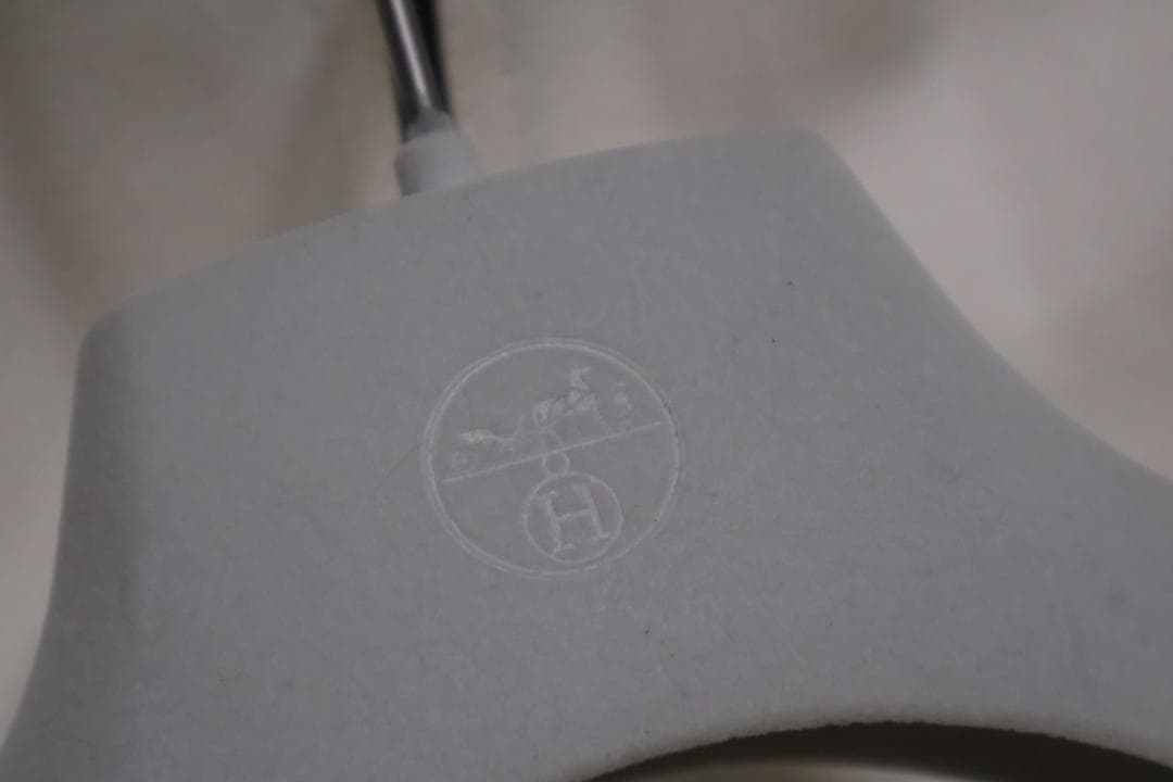 エルメス 白いロゴマーク ハンガー 1個 & ガーメントケース 1個 - メルカリ