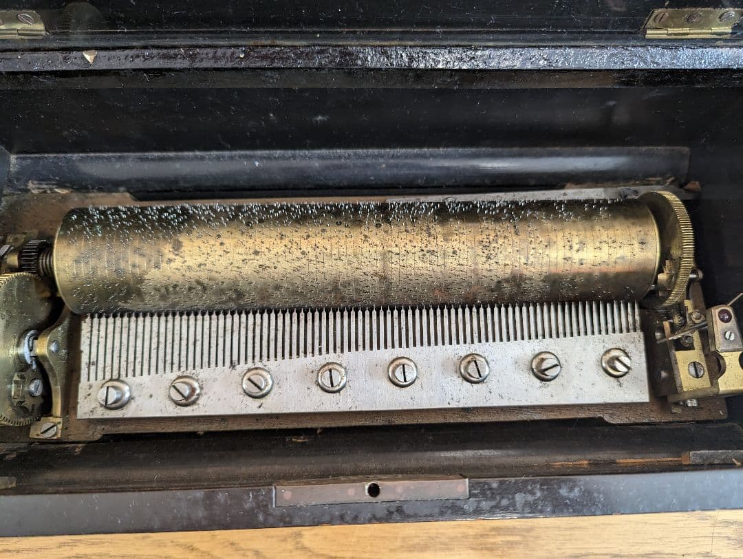 オルゴール　手巻き式　80鍵盤くらい？　オペラなど収録