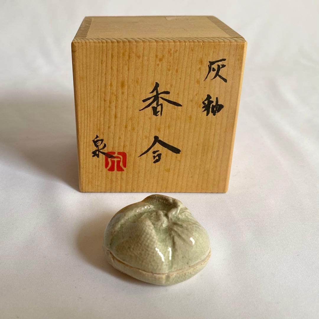 皆空窯 泉 香合 灰釉 お香入れ 茶道具 小物入れ 茶器/茶道具 香合】 染付 隅田川 真葛香斎作（宮川香齋作） – 今屋静香園