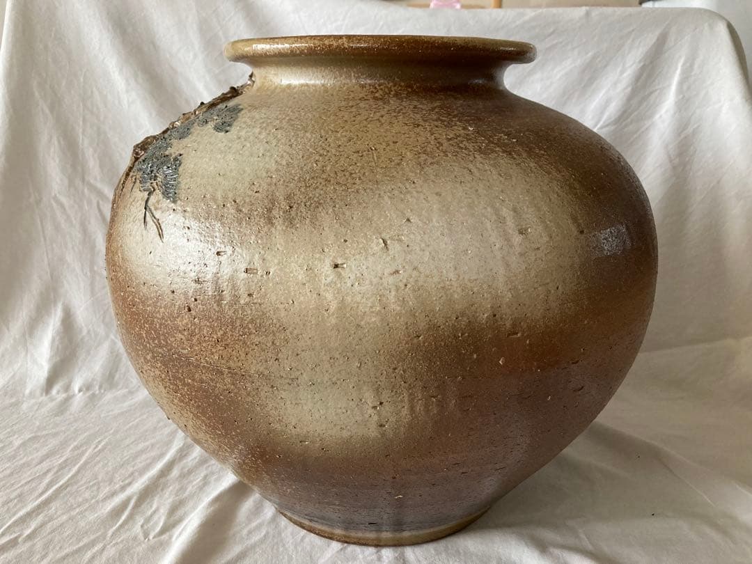 サイトウ 春山作 大壺 竹と梅の模様の陶器の壺