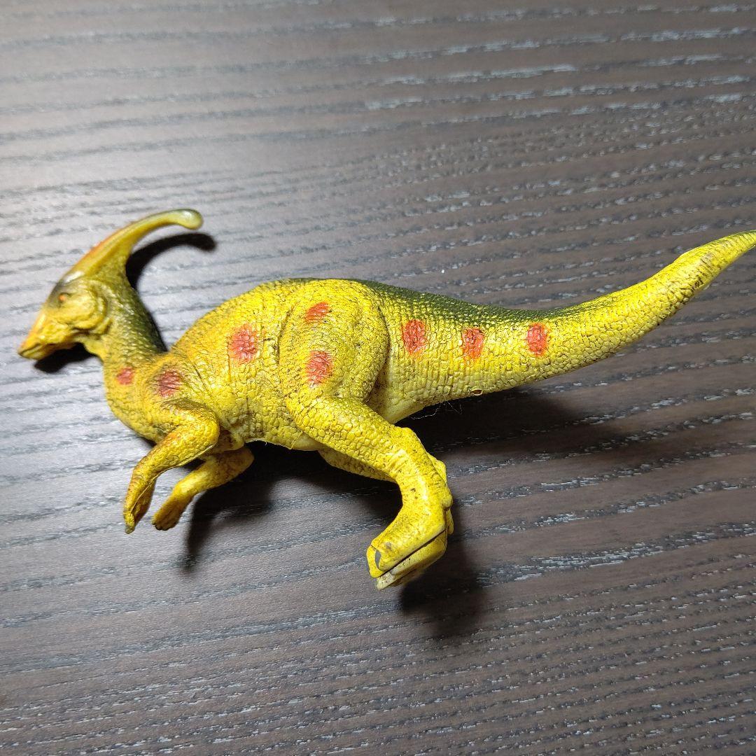 恐竜ミニチュアフィギュア黄色と赤の斑点動物リアルジュラシック