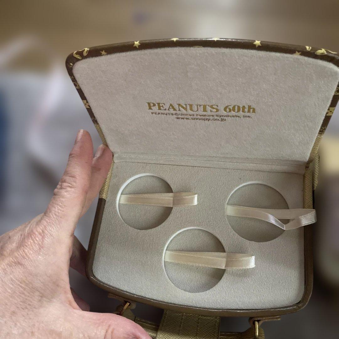 ピーナッツ（PEANUTS）」の60周年を記念した小物入れ（ケース）のみ