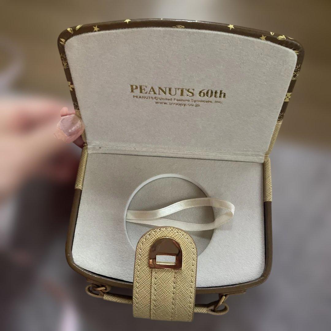 ピーナッツ（PEANUTS）」の60周年を記念した小物入れ（ケース）のみ