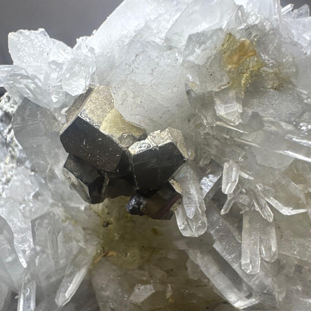 希少 ペルー産 パイライト共生 水晶クラスター 約568g