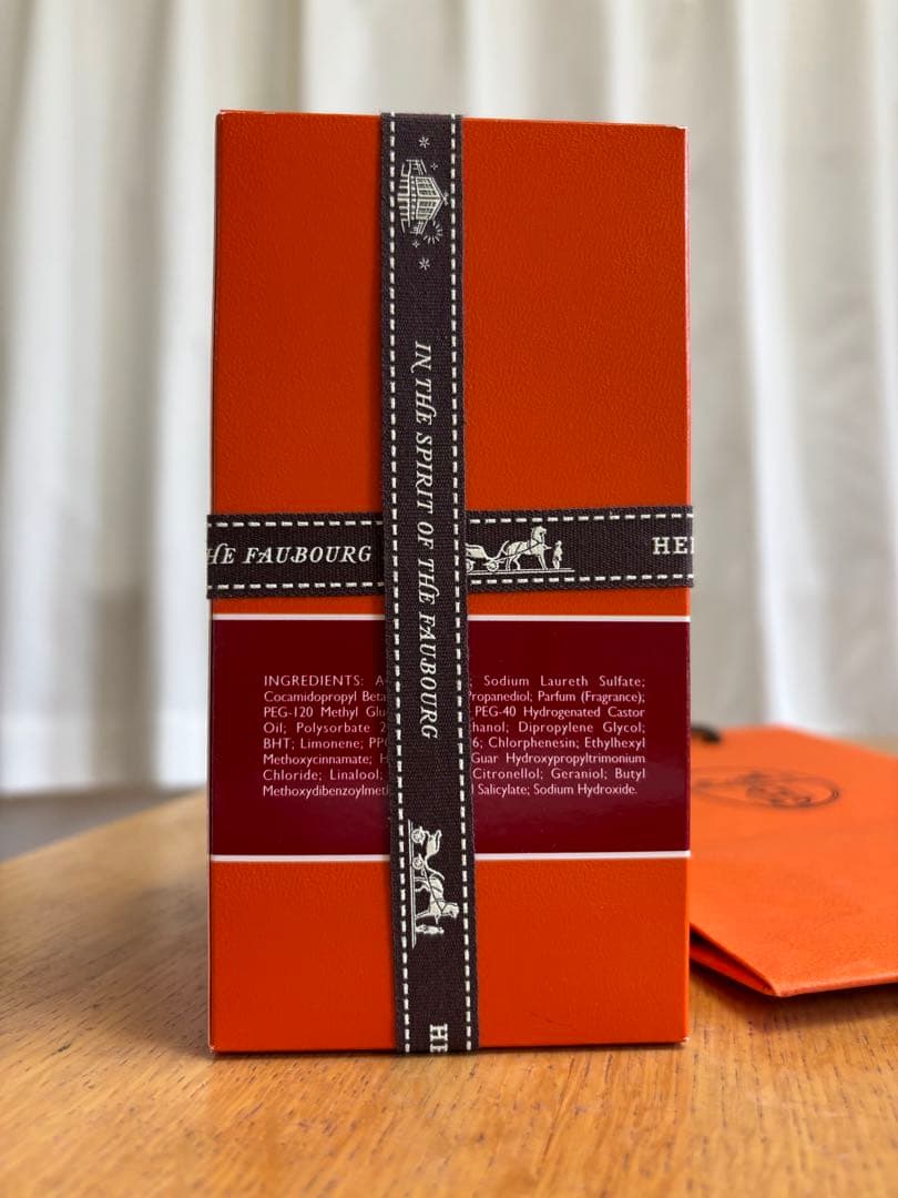 ハンド＆ボディ クレンジングジェル 《オー ドゥ ルバーブ エカルラット》