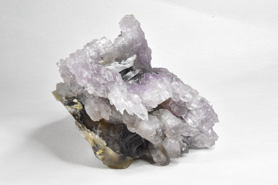 ブラジルミナスジェライス州産 スモーキークォーツ上のローズクォーツ