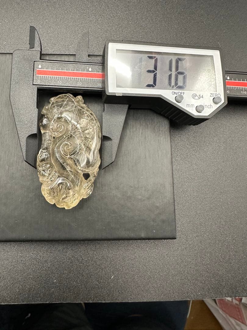 ルチルクォーツ彫物（如意）