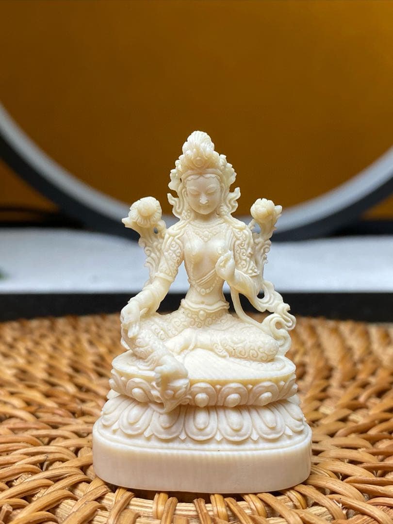 天然マンモス牙美しい手作り彫刻　緑度母　置物