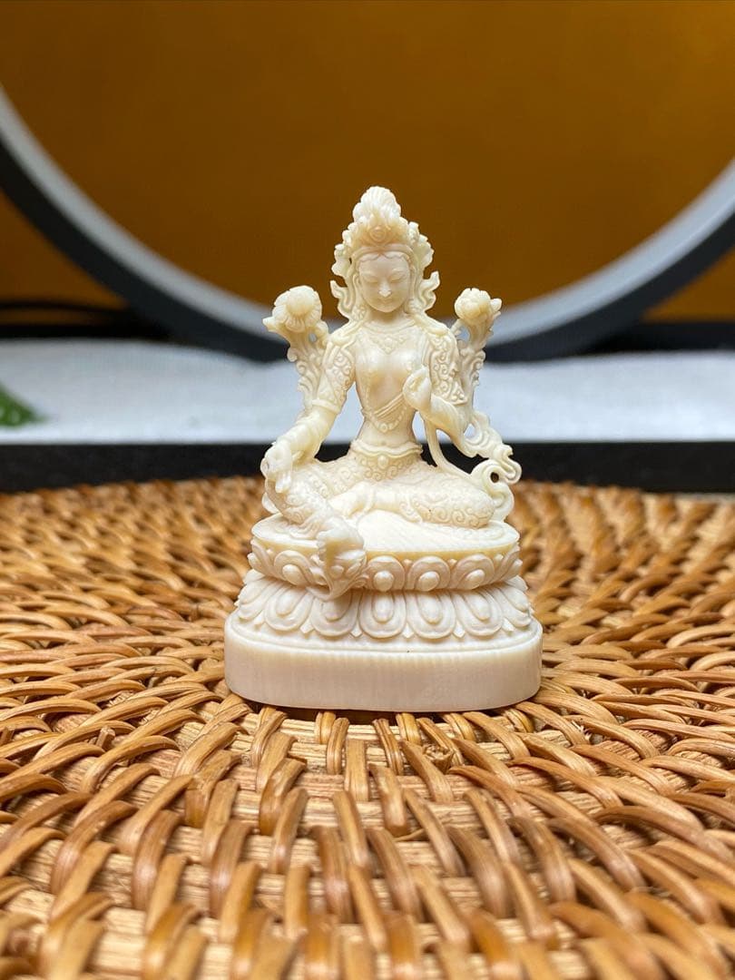 天然マンモス牙美しい手作り彫刻　緑度母　置物