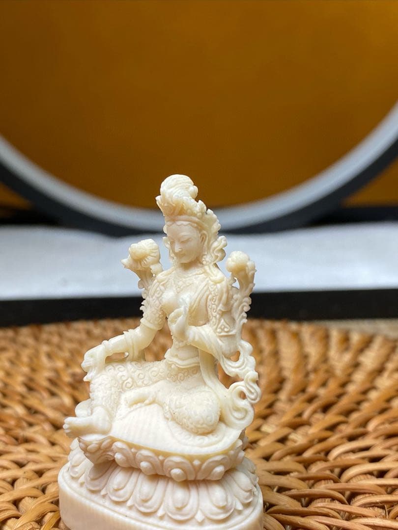 天然マンモス牙美しい手作り彫刻　緑度母　置物