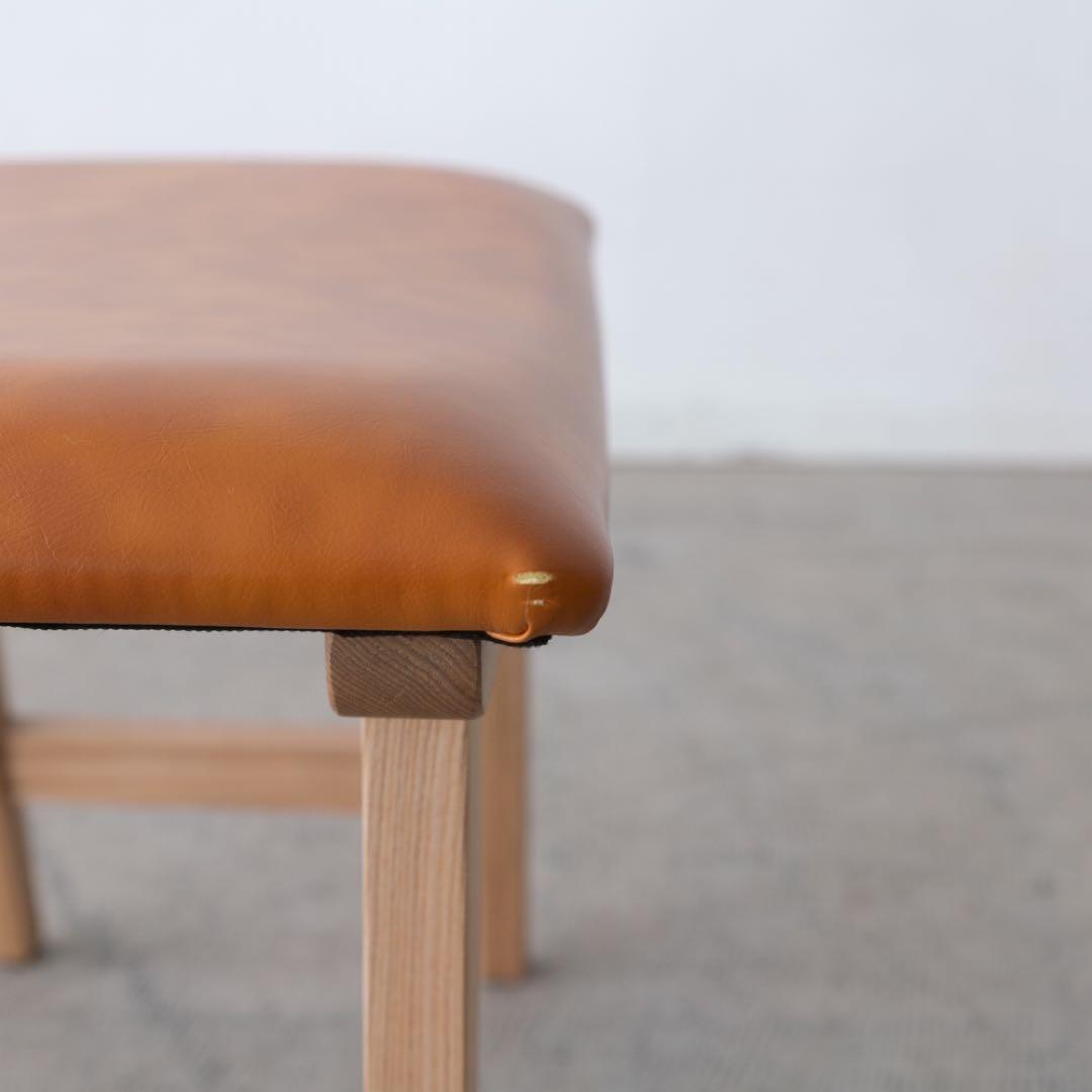 ブラウンレザー スツール 木製脚
