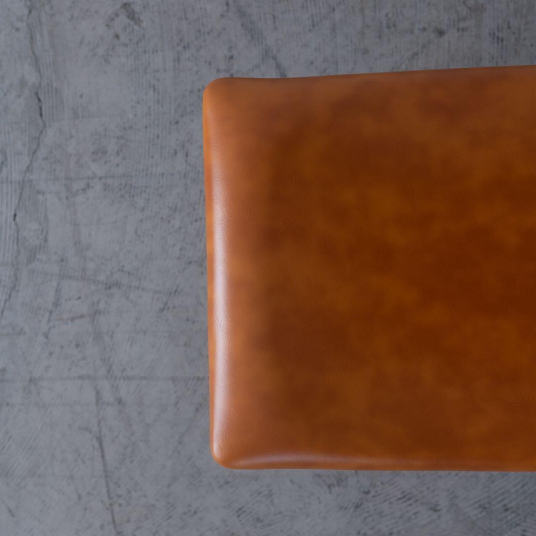 ブラウンレザー スツール 木製脚