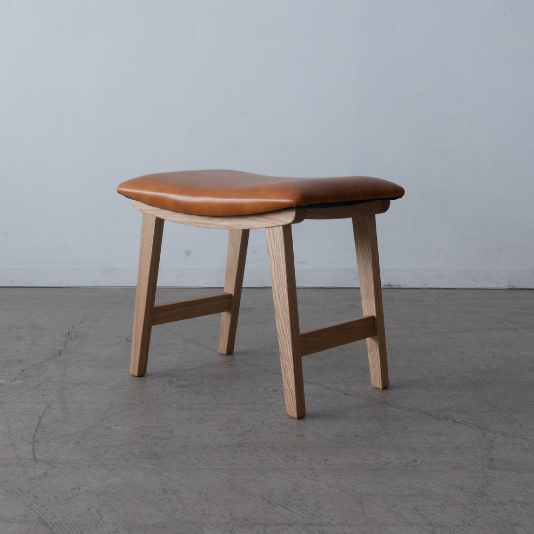 ブラウンレザー スツール 木製脚