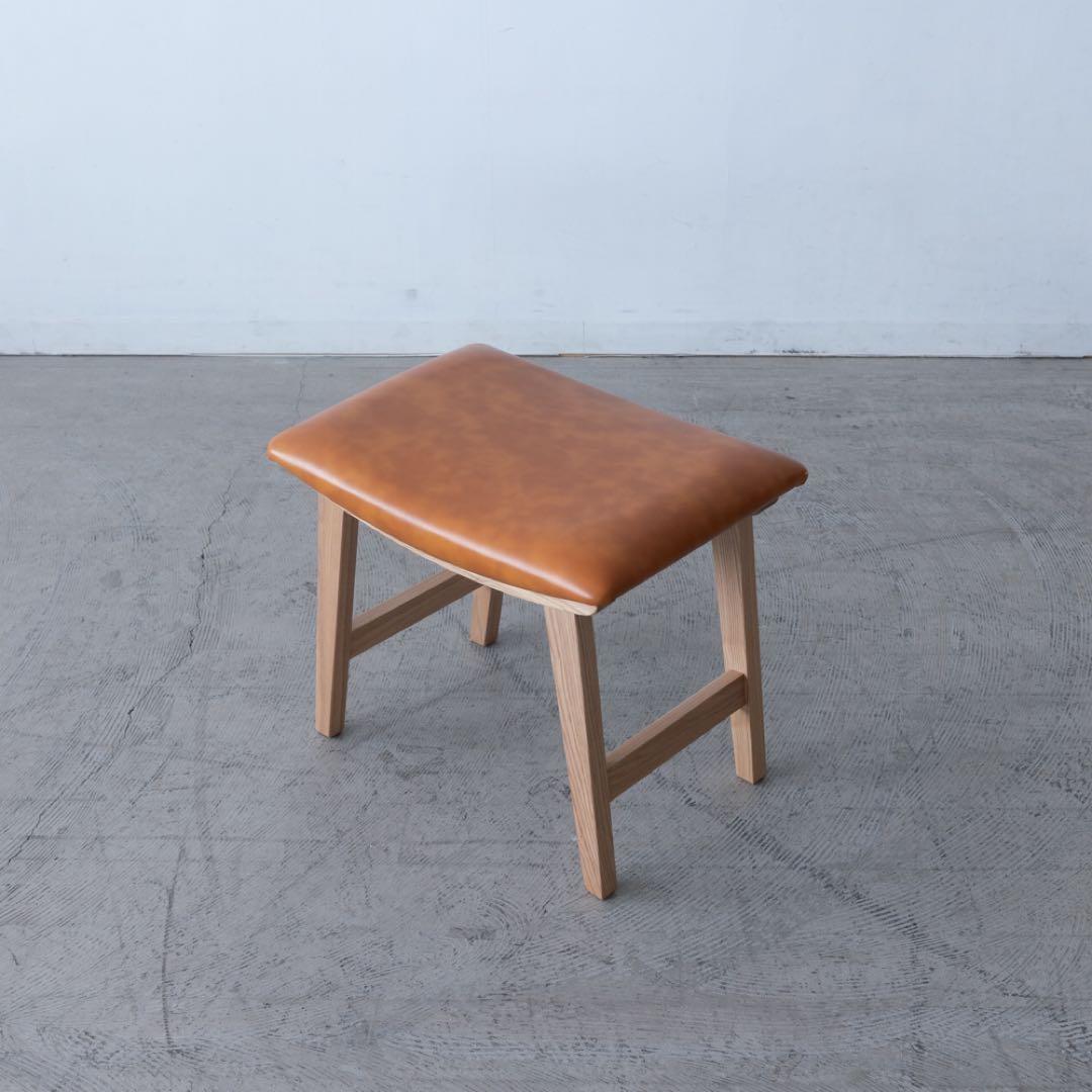 ブラウンレザー スツール 木製脚