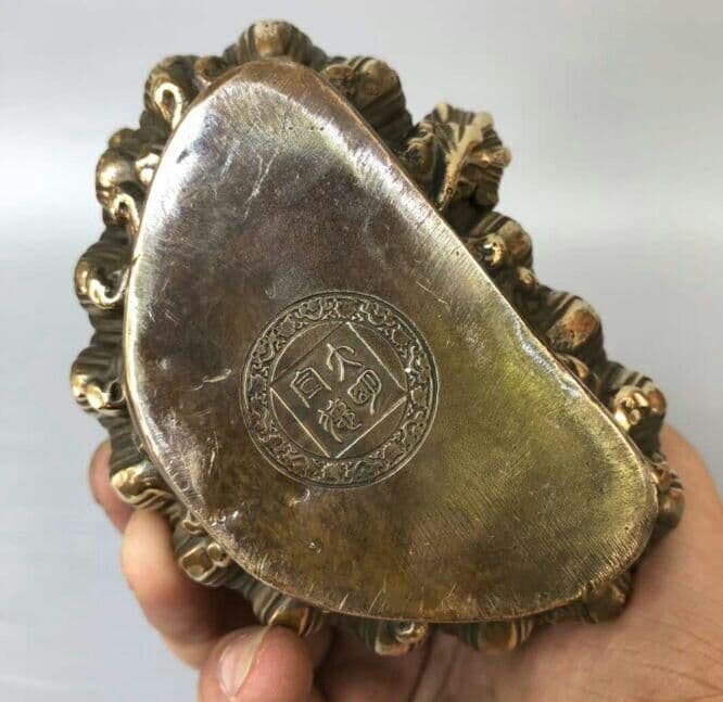 古を模して純銅黄財神仏像を並べて招財納福を祀る