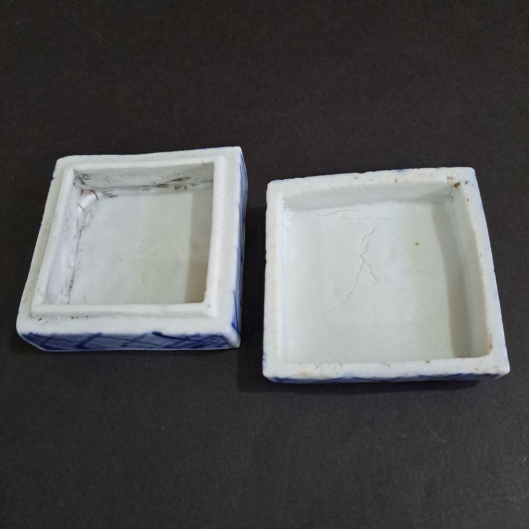 お値下げ中　江戸中　古伊万里　陽刻　白抜菊図　極上　角型香合　よろけ図染付