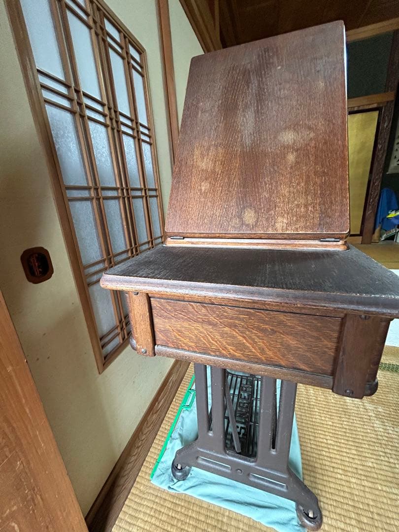 アンティークの足踏み式シンガーミシン(引き出し付きキャビネット型)
