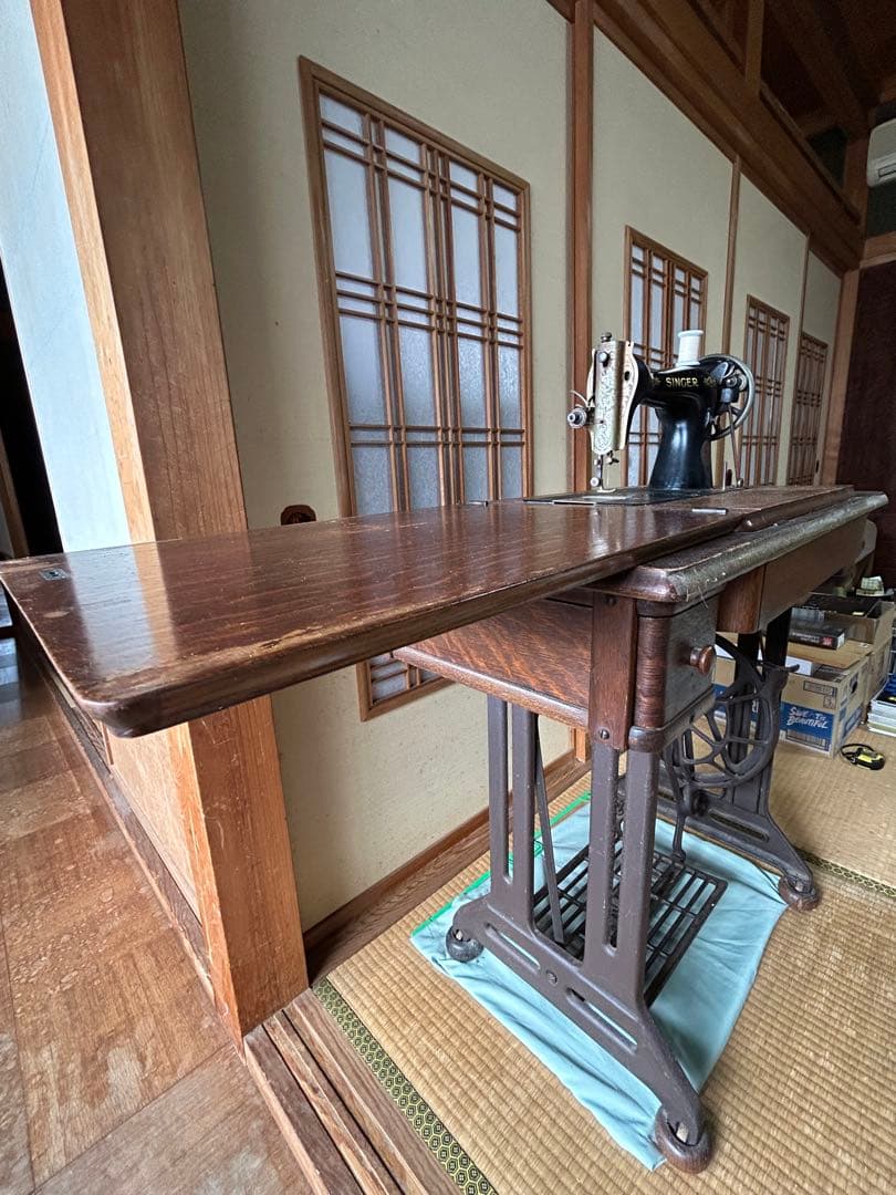 アンティークの足踏み式シンガーミシン(引き出し付きキャビネット型)
