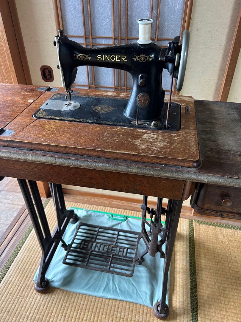 アンティークの足踏み式シンガーミシン(引き出し付きキャビネット型)