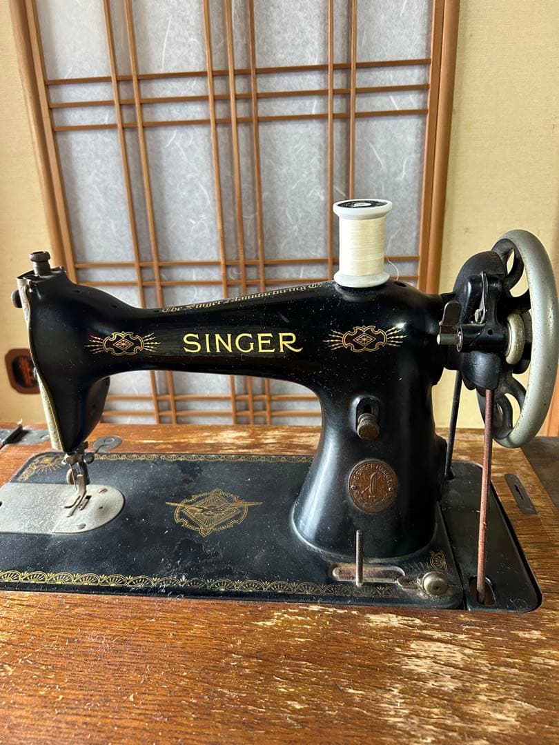 アンティークの足踏み式シンガーミシン(引き出し付きキャビネット型)