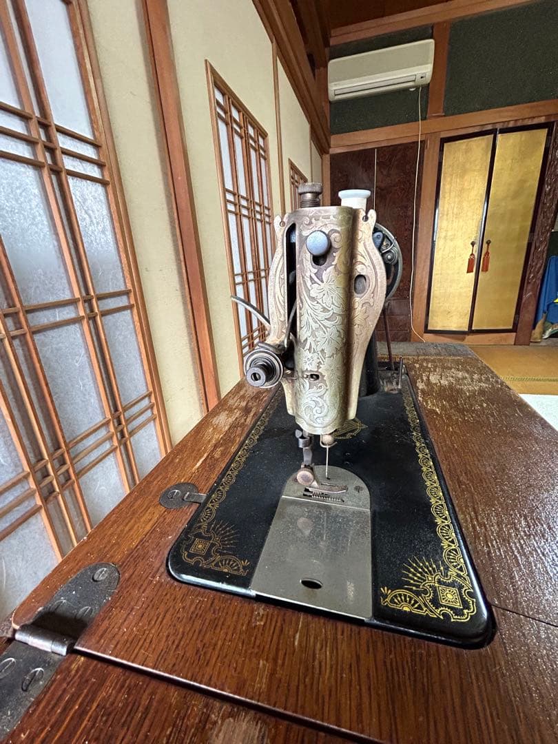 アンティークの足踏み式シンガーミシン(引き出し付きキャビネット型)