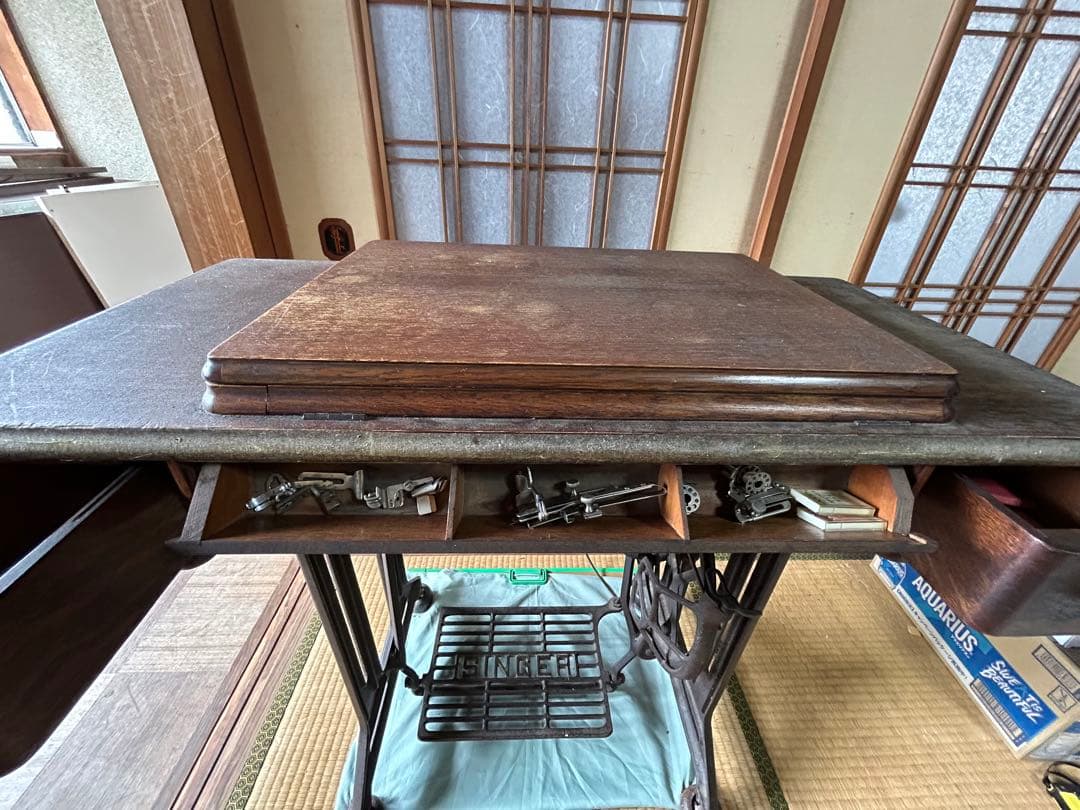 アンティークの足踏み式シンガーミシン(引き出し付きキャビネット型)