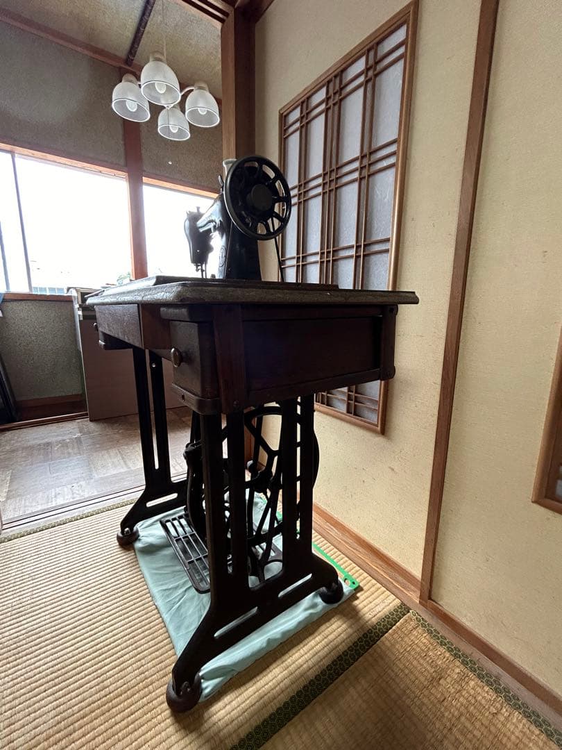 アンティークの足踏み式シンガーミシン(引き出し付きキャビネット型)