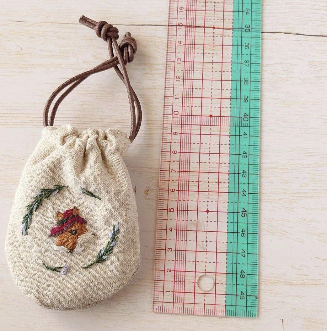 ちっちゃな巾着サシェ/詰替タイプ【羽根付き帽子のきつねさん】