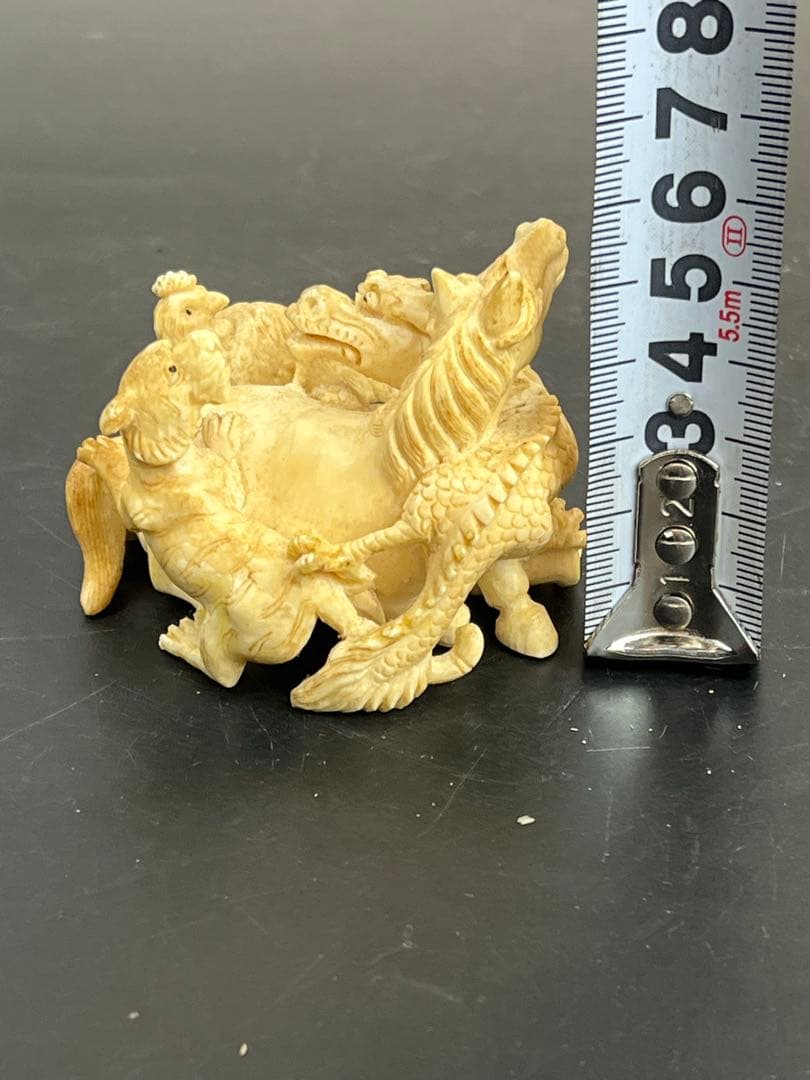 珍品　極上￼巨大根付　台付き　109g 送料込み