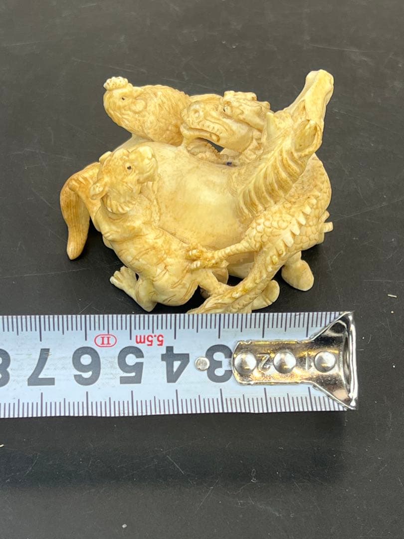 珍品　極上￼巨大根付　台付き　109g 送料込み